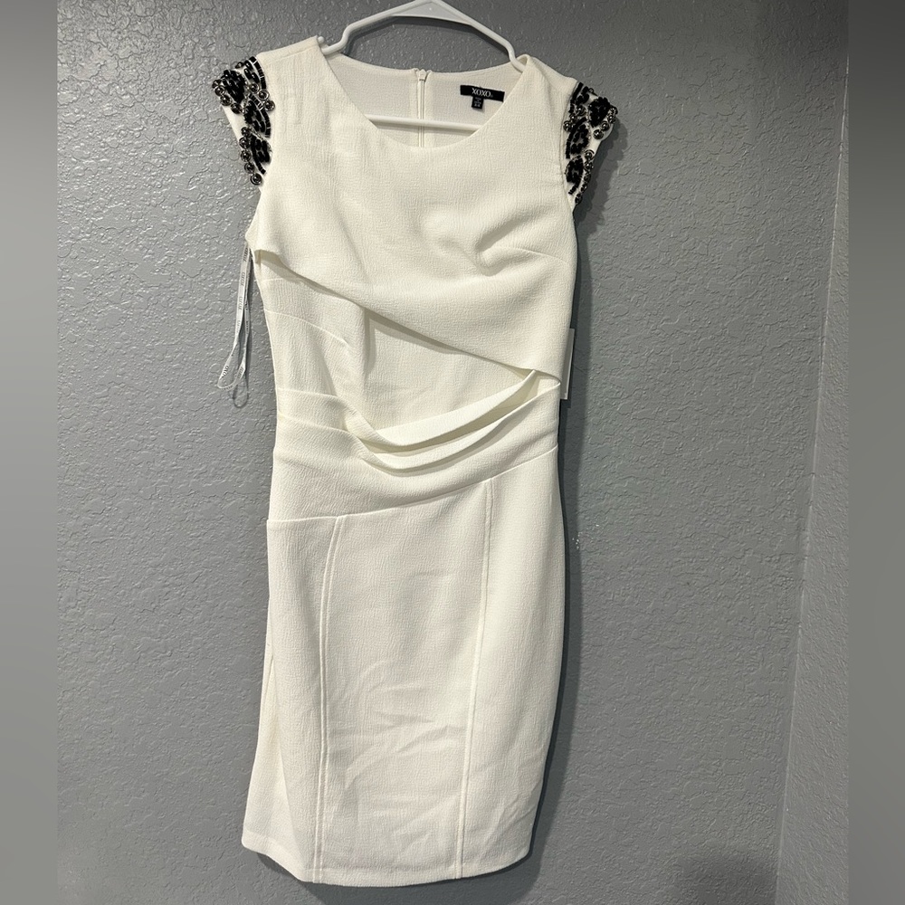 XOXO Junior's Size 3/4 White Sleeveless Pleated Sheath‎ Dress With Embellishment